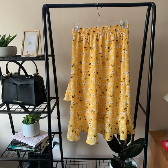 small, yellow flower print, a-line skirt. - Picture 2 of 5